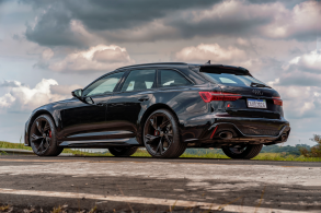 audi rs6 avant performance 2024 preto traseira parado estrada