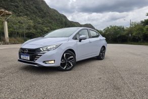 nissan versa exclusive 2023 azul frente lateral traseira detalhes 8