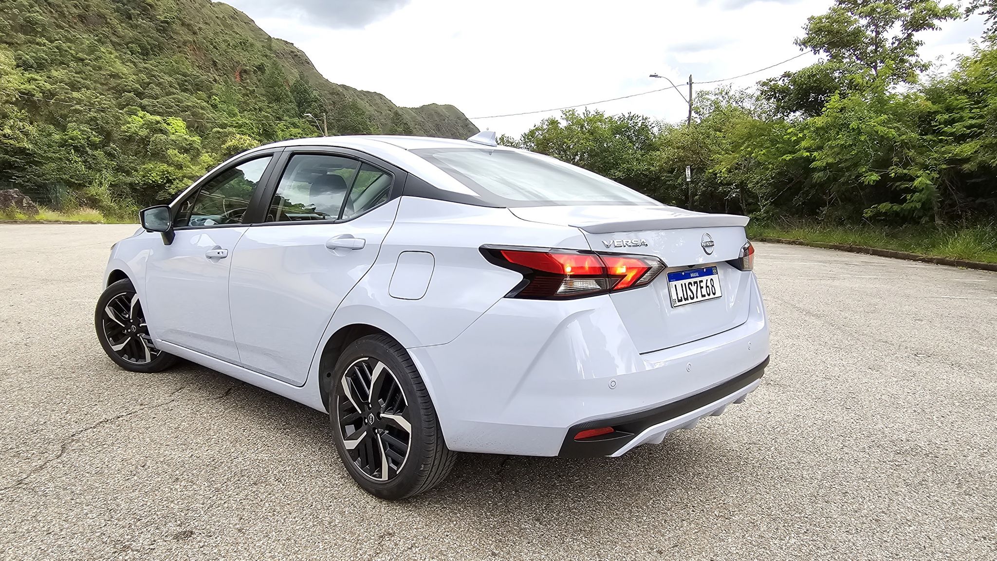 nissan versa exclusive 2023 azul frente lateral traseira detalhes 16