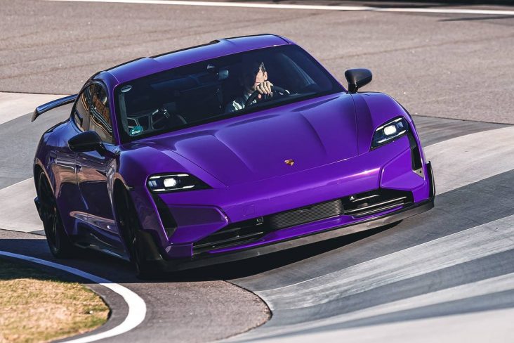 porsche taycan turbo gt roxo frente fazendo curva em nurburgring