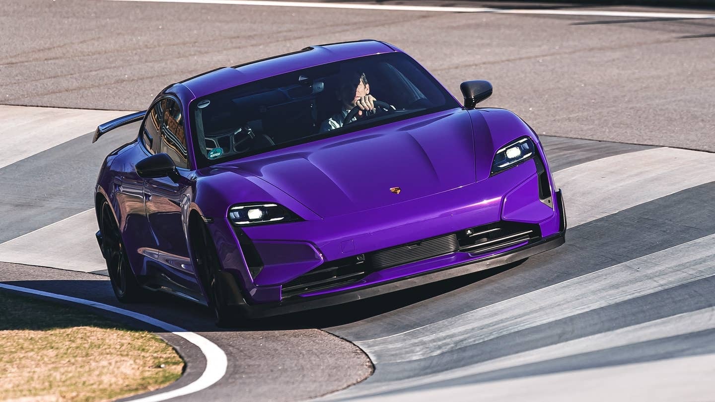 porsche taycan turbo gt roxo frente fazendo curva em nurburgring