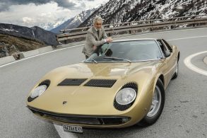 marcello gandini com lamborghini miura parado em rodovia alpina europeia