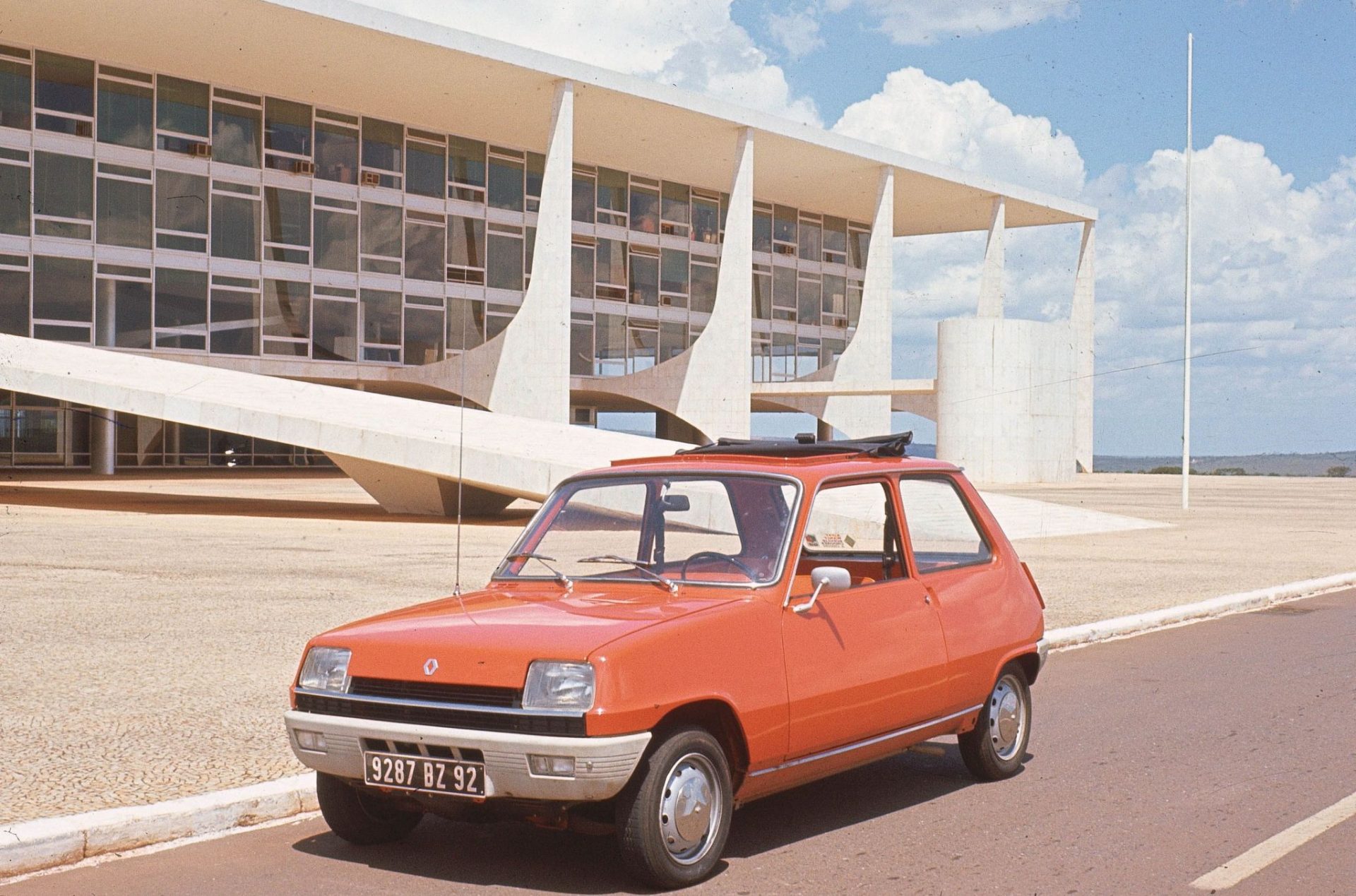 renault 5 tl decouvrable 1972 vermelho frente parado em frente ao palacio do planalto