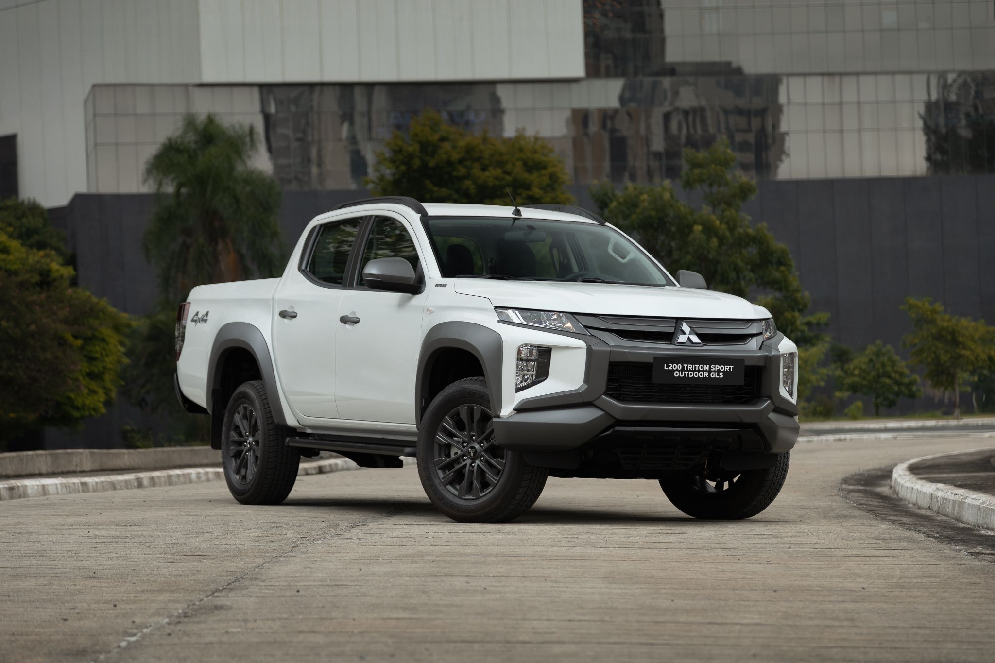 mitsubishi l200 triton sport outdoor gls branca frente parada 2