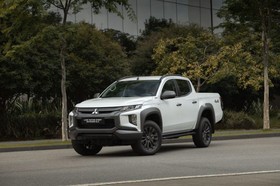 mitsubishi l200 triton sport outdoor gls branca frente parada