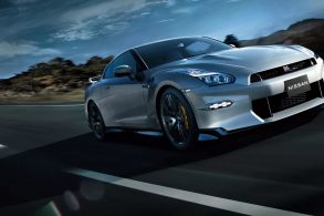 nissan gt r 2025 prata frente em movimento