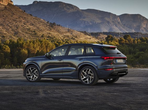 audi q6 e tron quattro s line lateral traseira parada