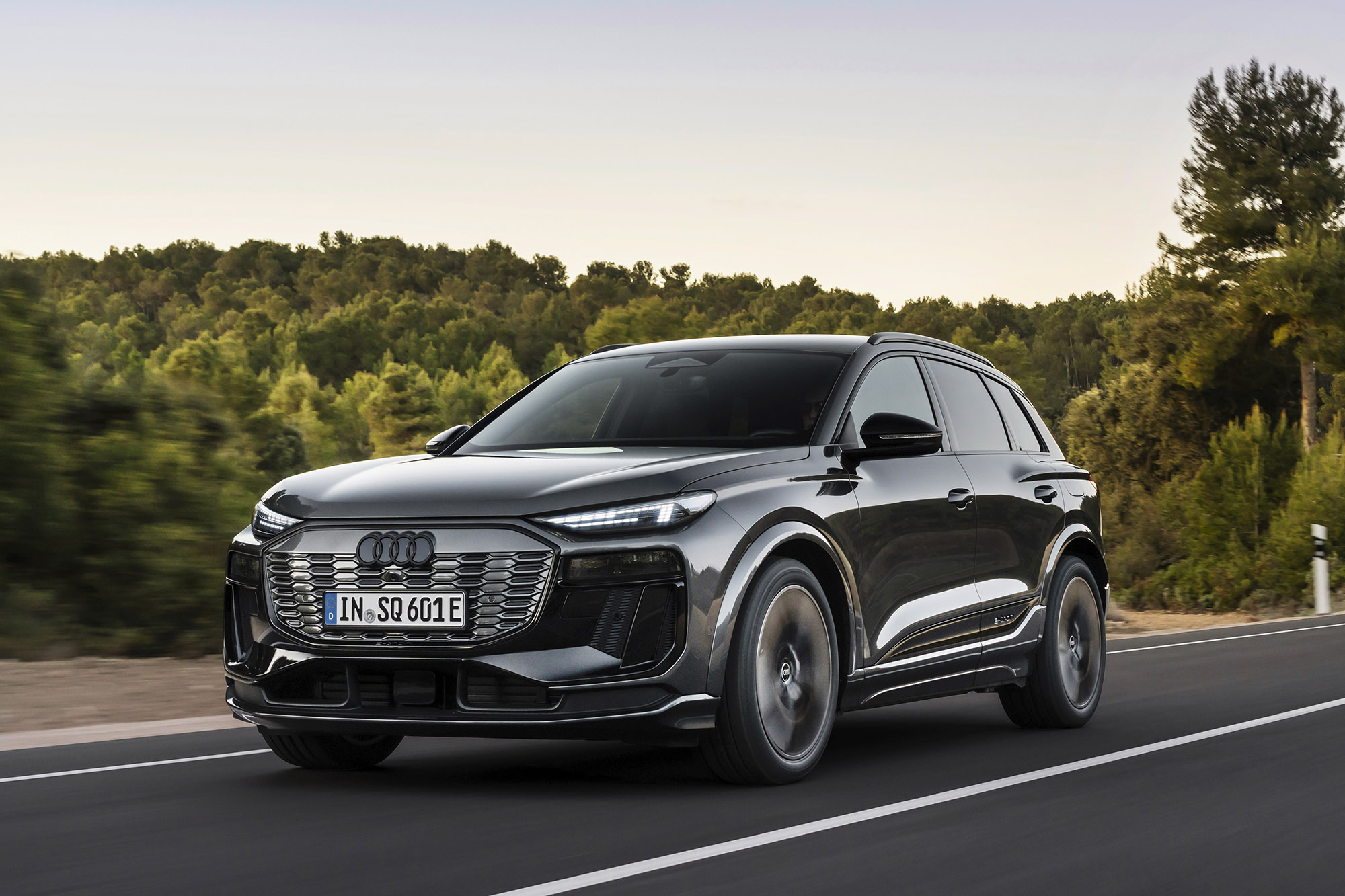 audi sq6 e tron frente em movimento