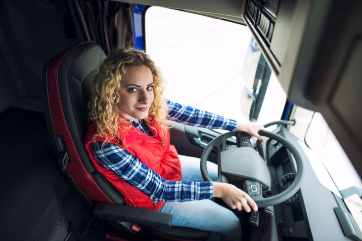 shutterstock mulher loira dirigindo caminhao volvo fh