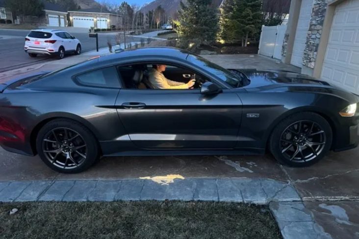 ford mustang 2020 preto estacionado em garagem visto de lado de joseph tegerdine