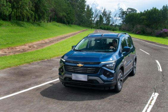 chevrolet spin premier 2025 azul boreal frente em movimento