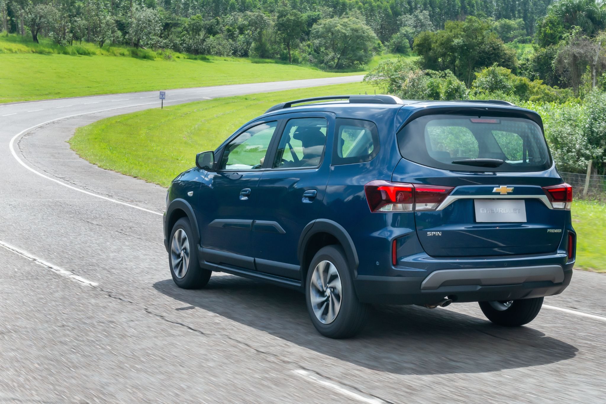 chevrolet spin premier 2025 azul boreal traseira em movimento