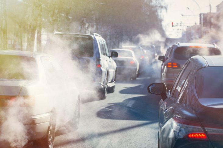 fumaca emitida por automoveis shutterstock