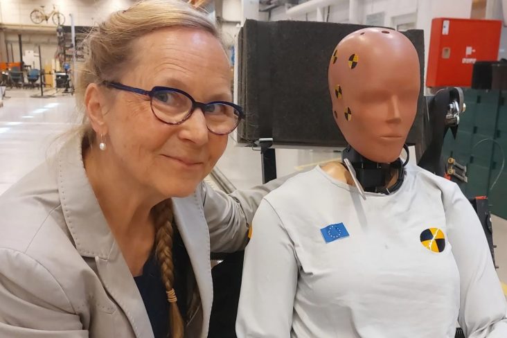 primeiro dummy feminino do mundo com criadora astrid linder laboratorio de crash test teste de impacto