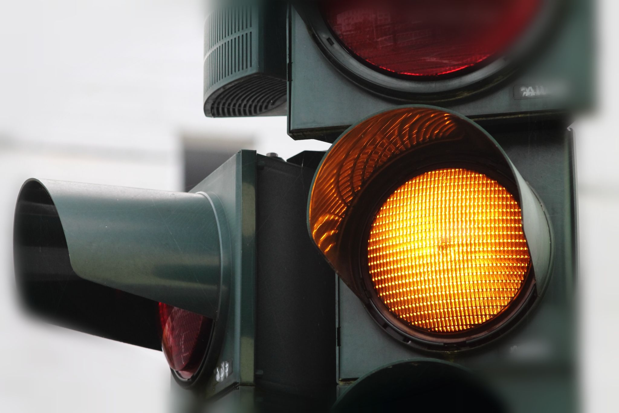 O que fazer com o semáforo amarelo piscante? De quem é a preferência