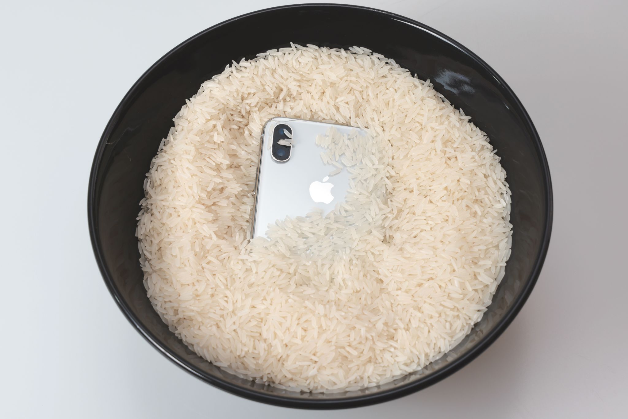 Como tirar água do celular? Apple emite alerta sobre uso de arroz