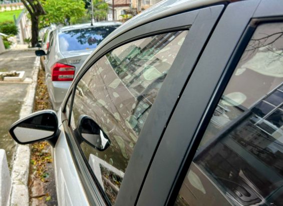 insulfilm com bolha em vidro motorista ford ka branco foto laurie andrade