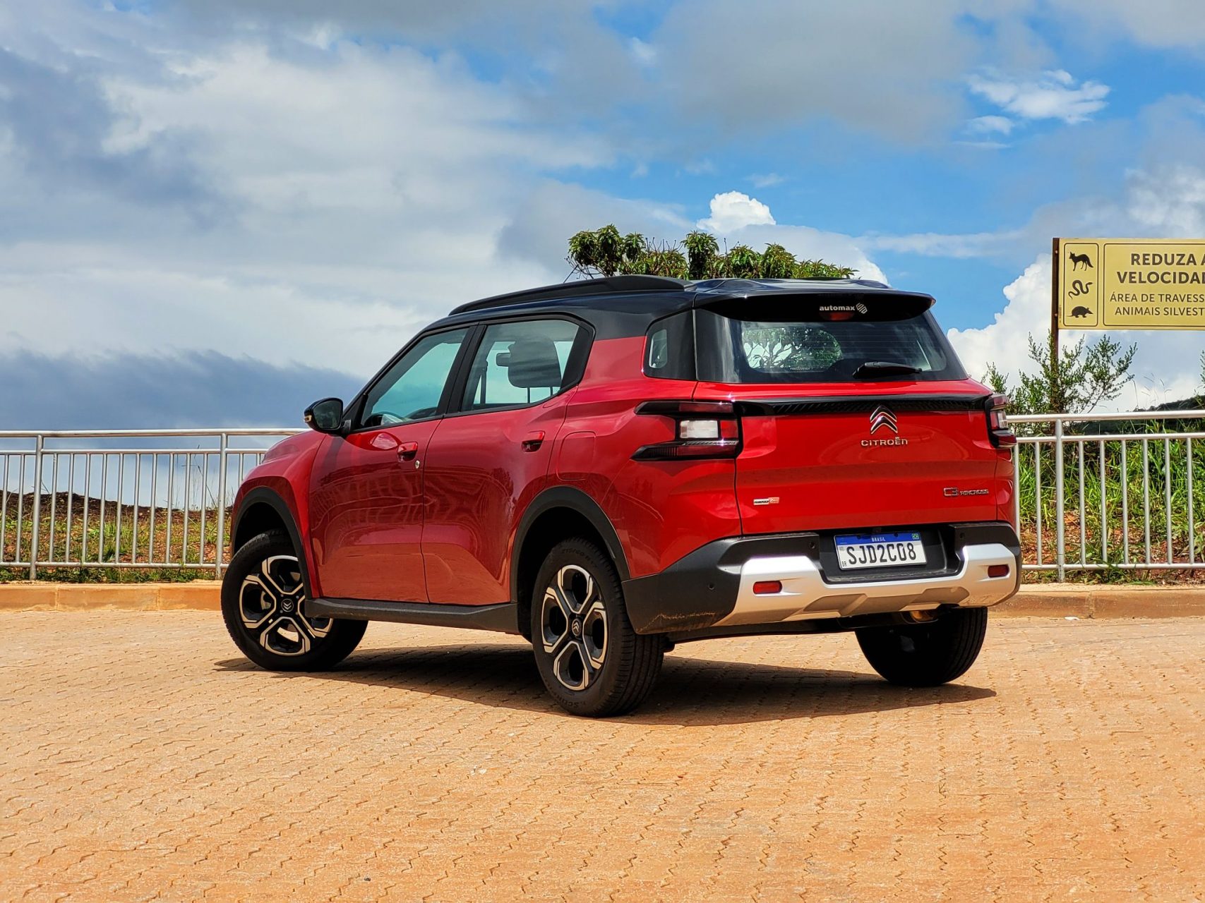 citroen c3 aircross shine 5 lugares vermelho rubi traseira parado