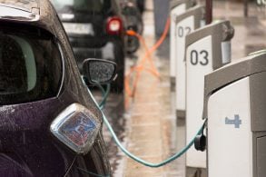 carro eletrico carregando na chuva foto shutterstock