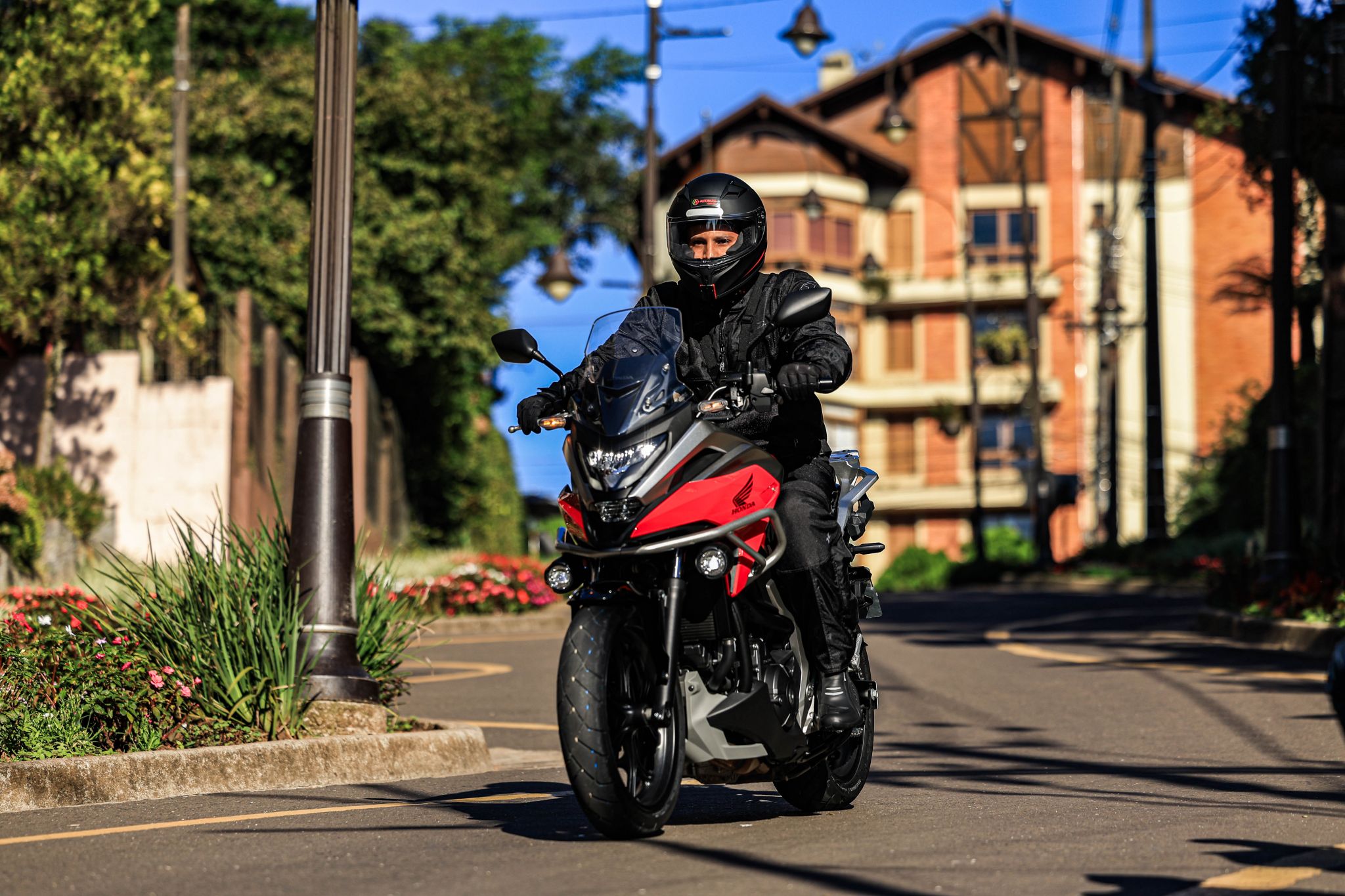 honda nc 750x dct lucas silvero pilotando 3