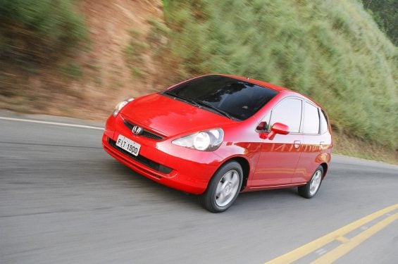 honda fit 2003 vermelho milano frente em movimento rodovia