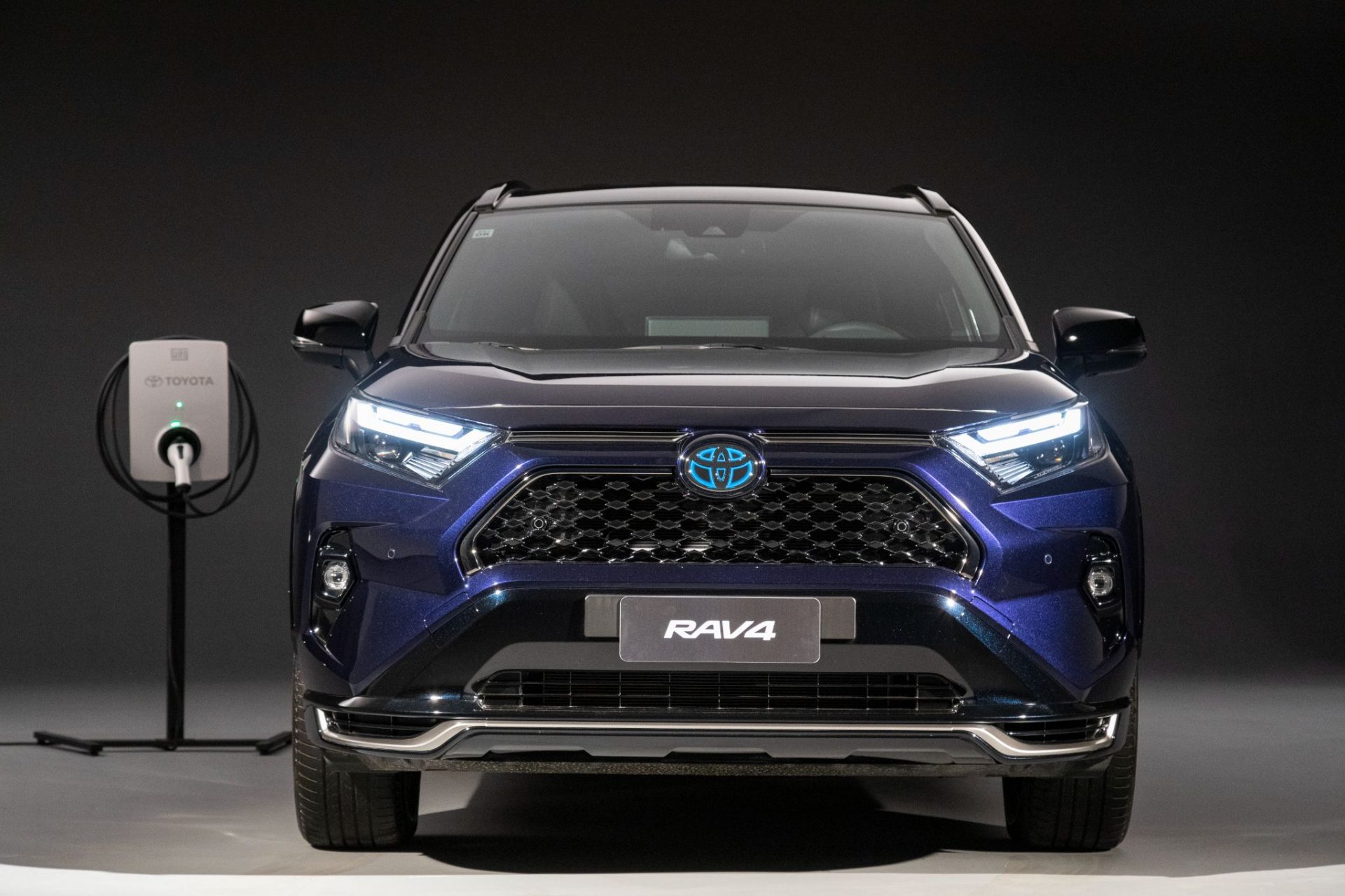 toyota rav4 sxe plug in hybrid 2024 azul topazio dianteira