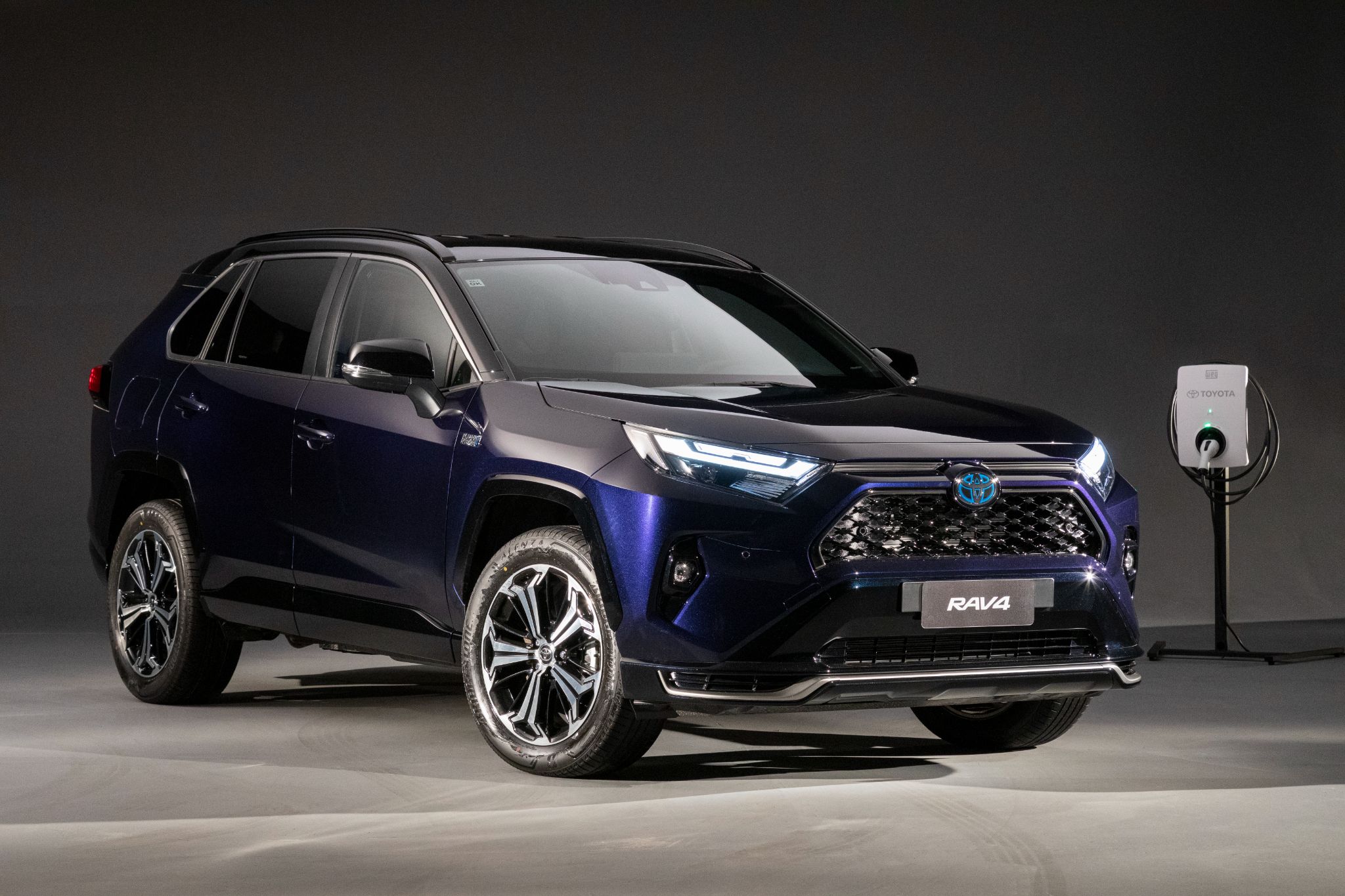 Toyota RAV4 Plug-in Hybrid bebe mais que versão comum e custa R$ 400 mil