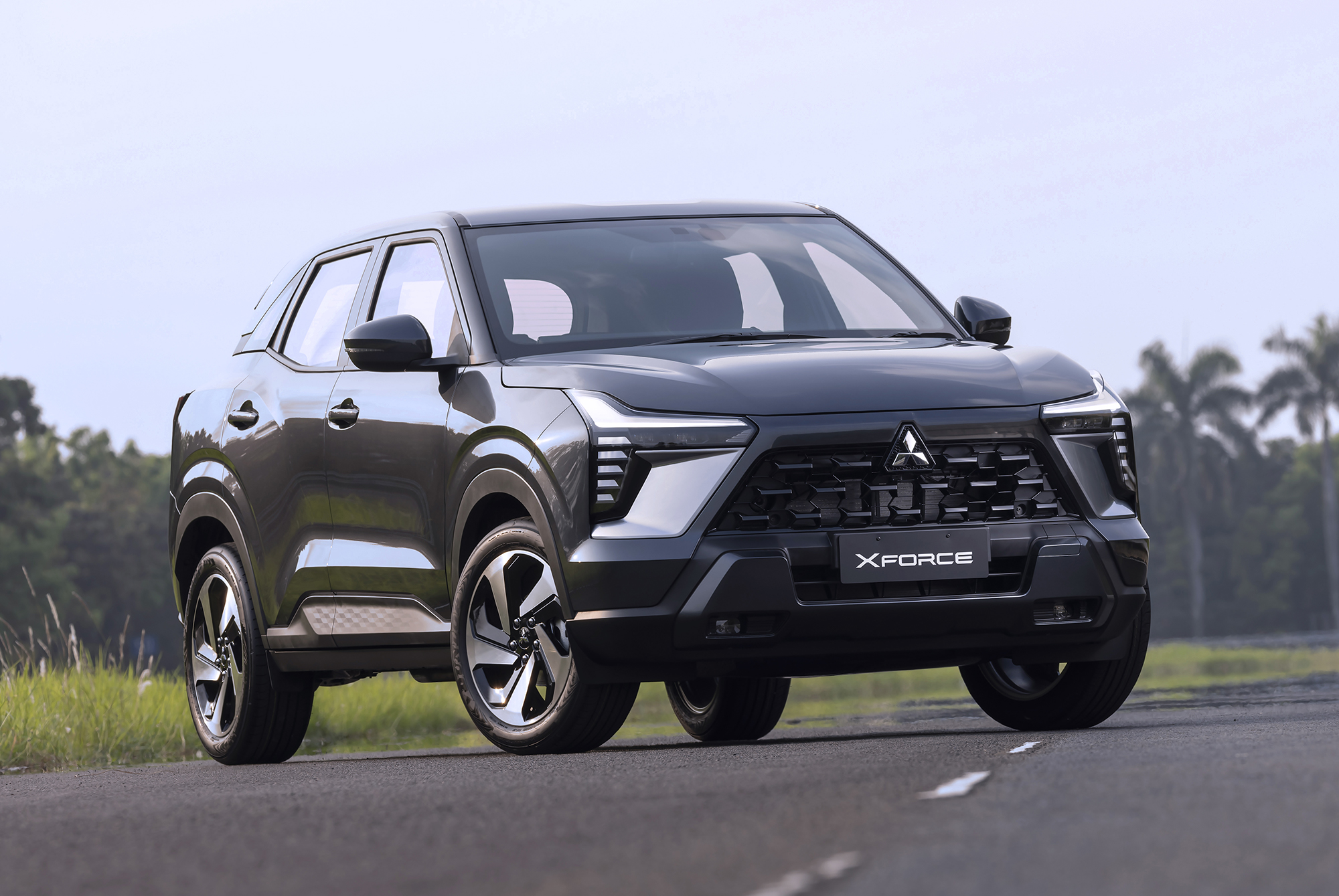 mitsubishi xforce 2025 preto frente parado