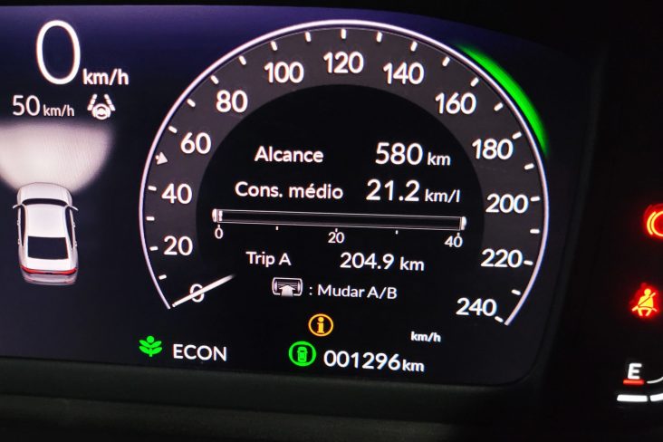 painel do honda accord advanced hybrid mostrando media de combustivel