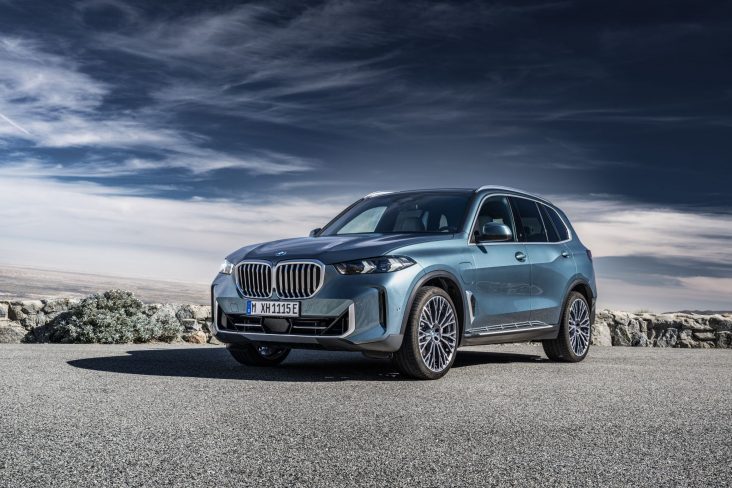 bmw x5 xdrive50e cinza azulado 2023 frente parado