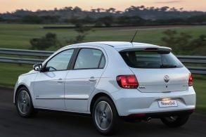 volkswagen gol highline branco 2015 em movimento traseira