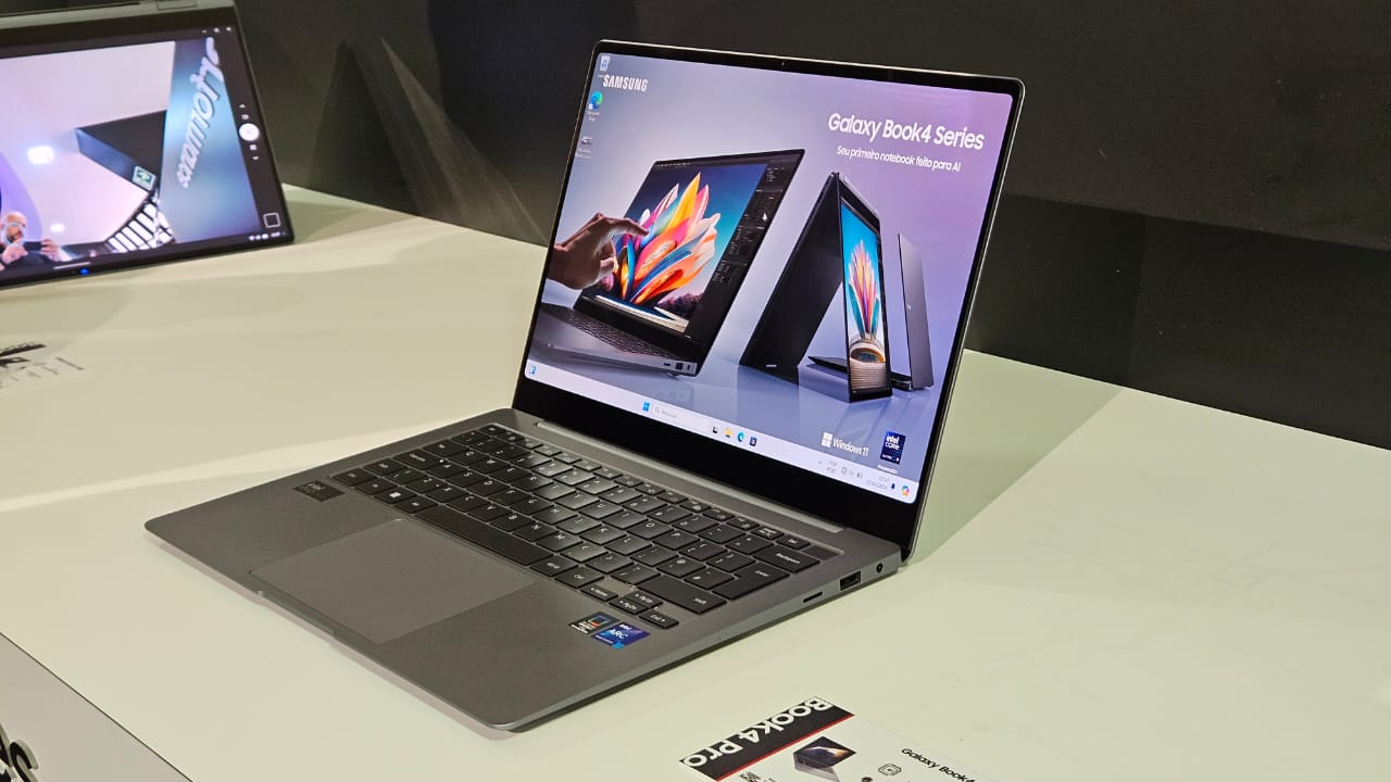 galaxy book 4 parado na mesa