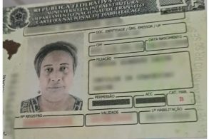 foto de uma mulher usando trajes religiosos na carteira nacional de habilitacao cnh