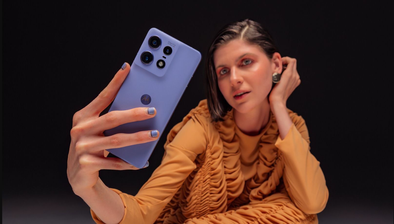 Motorola lança celular com acabamento em madeira e IA