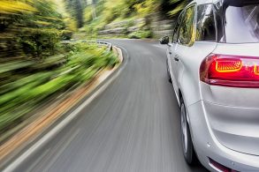 shutterstock carro citroen c4 grand picasse descendo estrada de serra