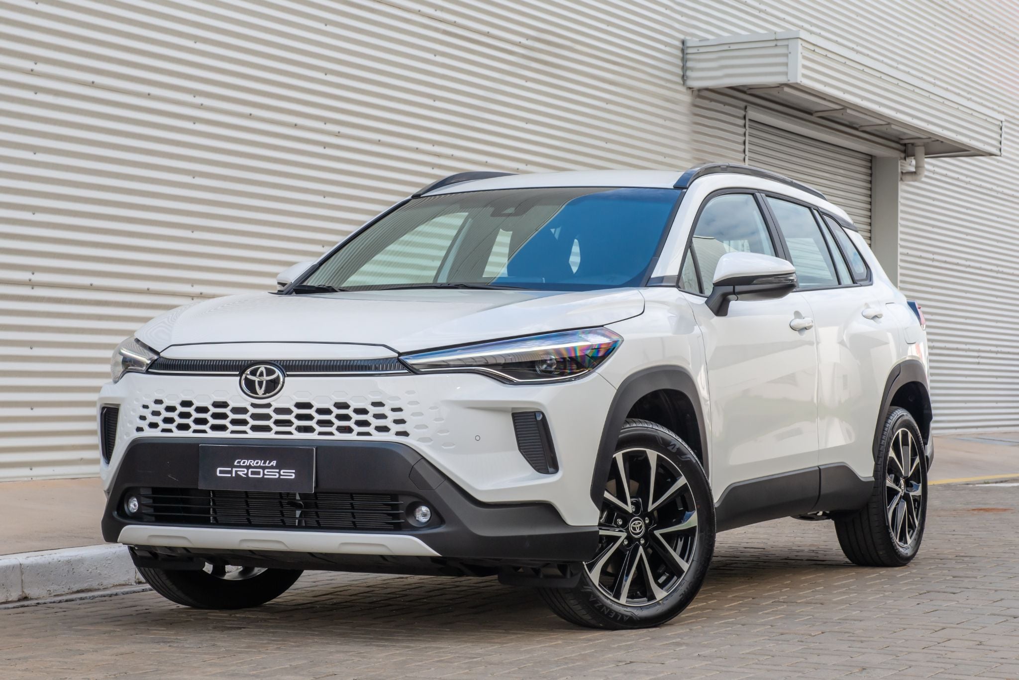 toyota corolla cross xre 2025 branco frente parado