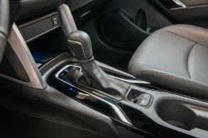 toyota corolla cross xre 2025 interior detalhe console alavanca de cambio