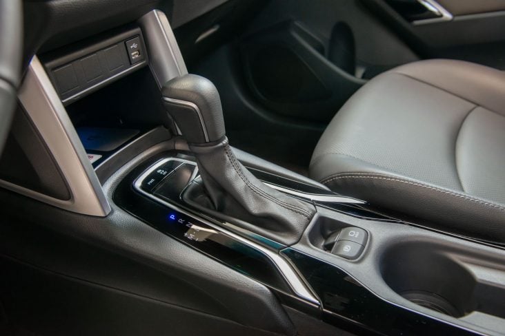 toyota corolla cross xre 2025 interior detalhe console alavanca de cambio