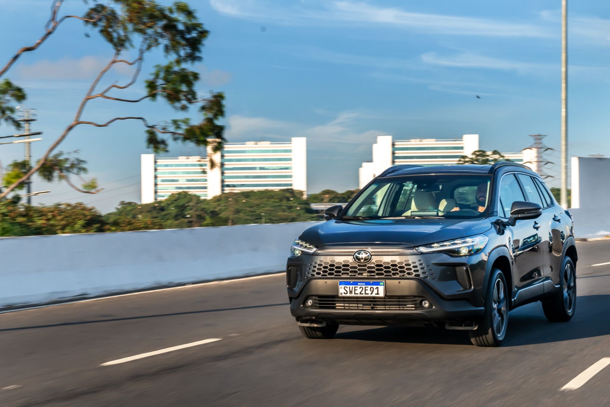 toyota corolla cross xrx 2025 cinza frente em movimento