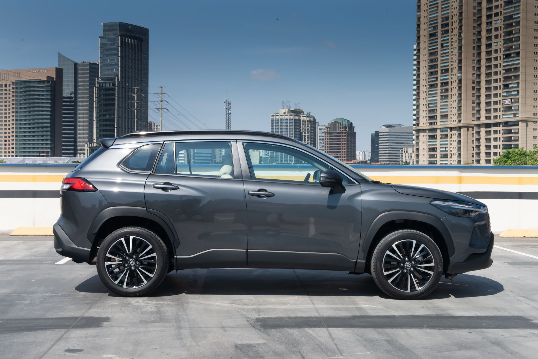 toyota corolla cross xrx 2025 cinza lateral parado