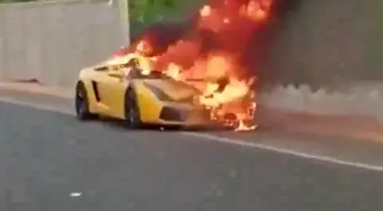 Lamborghini é incendiada após briga de vendedores por comissão