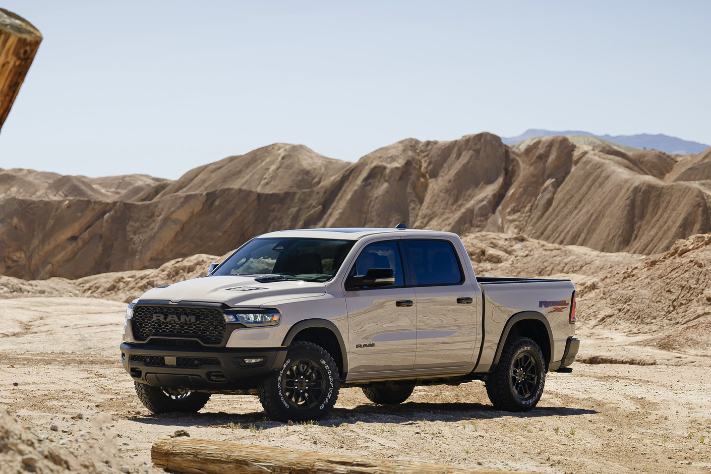 ram 1500 rebel x 2025 branco frente parado