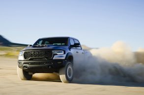 ram 1500 rho 2025 prata frente derrapando na terra