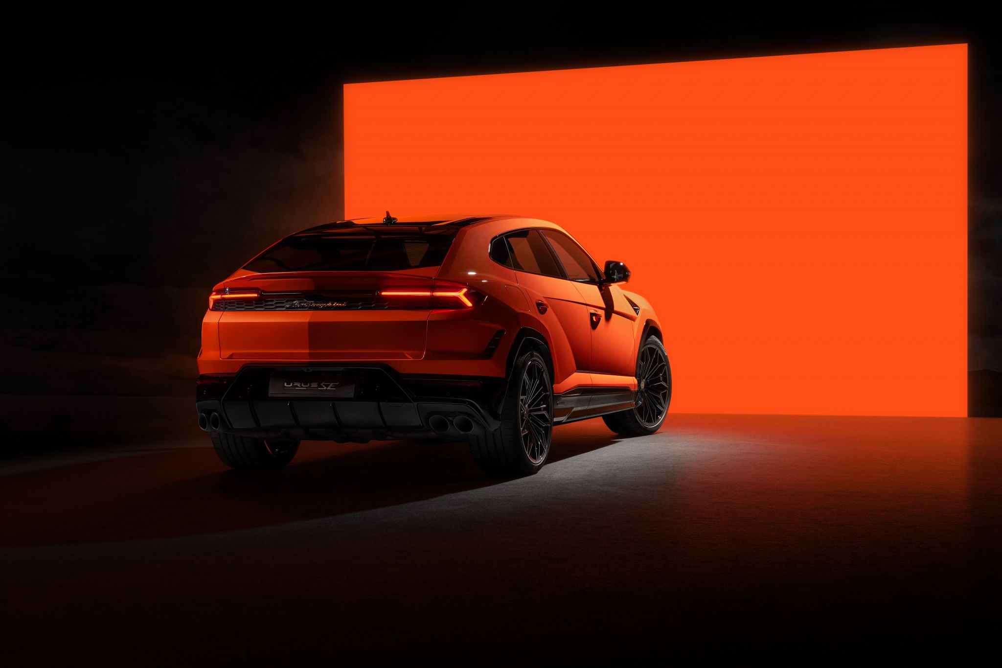 lamborghini urus se 2025 laranja traseira parado