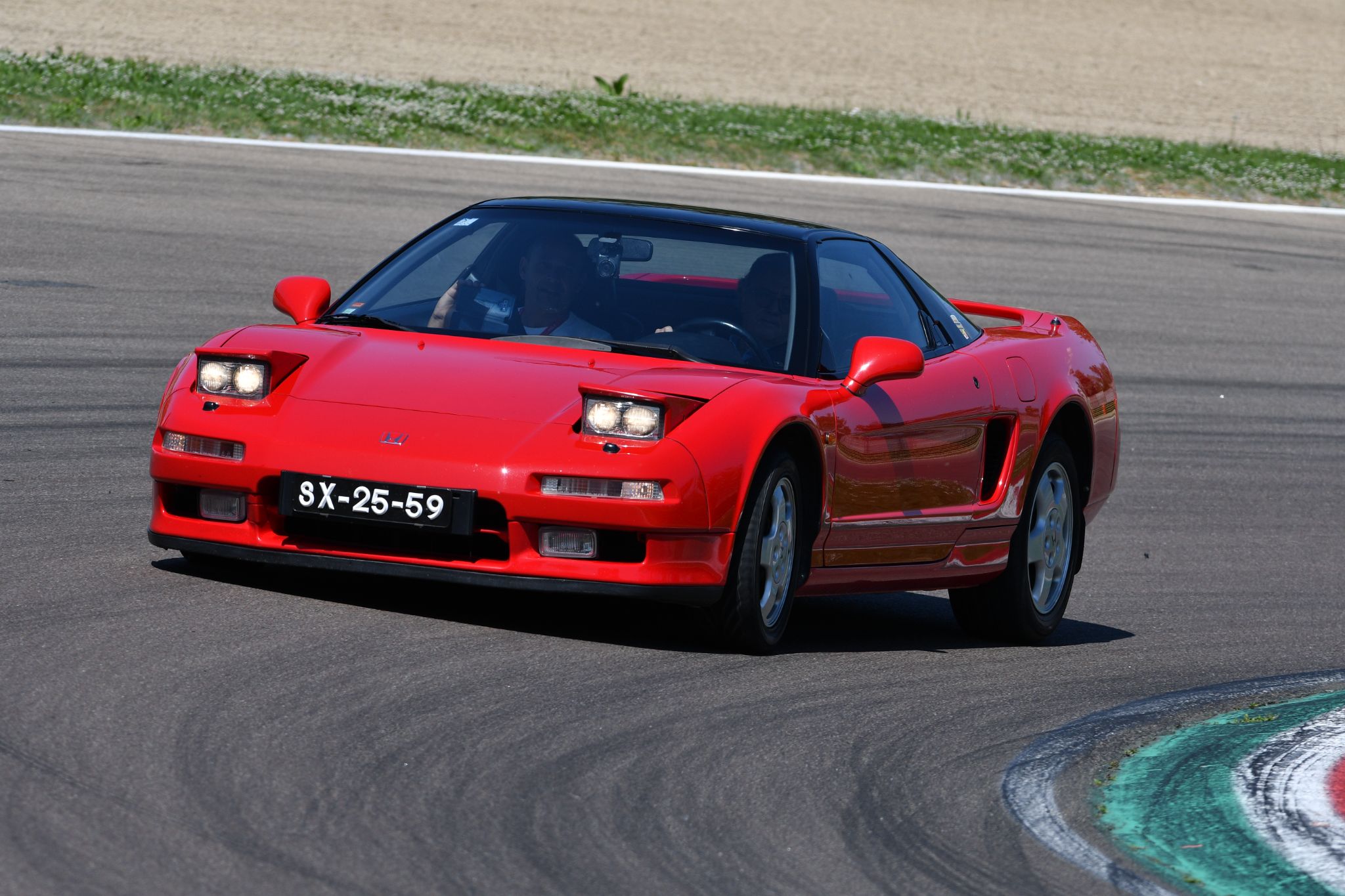 shutterstock honda nsx vermelho que pertenceu a ayrton senna em evento no autodromo de imola