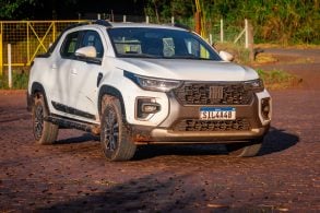 fiat strada ranch turbo 200 2025 branco banchisa frente parada