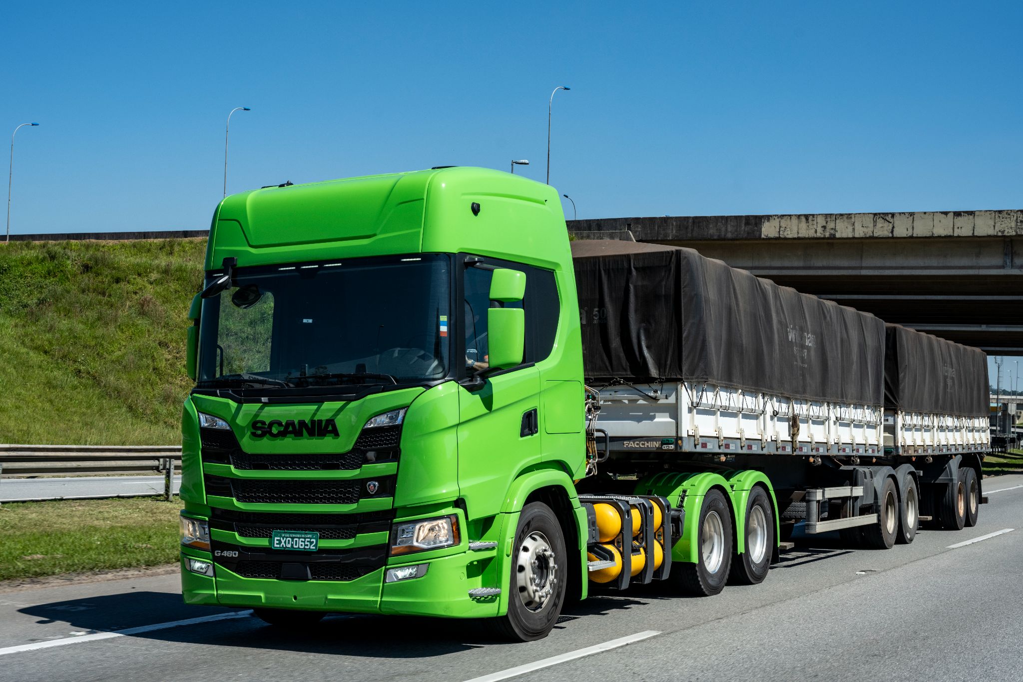 Scania reforça estrategia com caminhões a gás e traz modelo com 460 cv