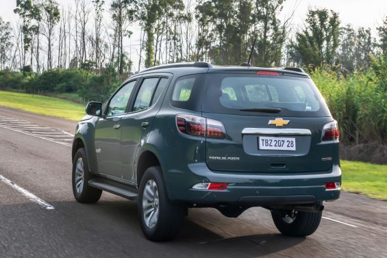 chevrolet trailblazer high country 2025 cinza moss traseira em movimento pista