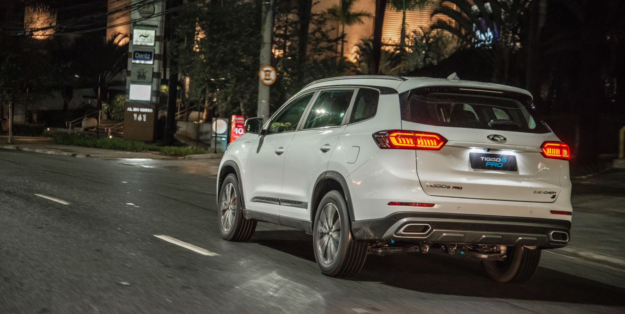 caoa chery tiggo 8 pro hybrid 2024 branco rodando em avenida durante a noite