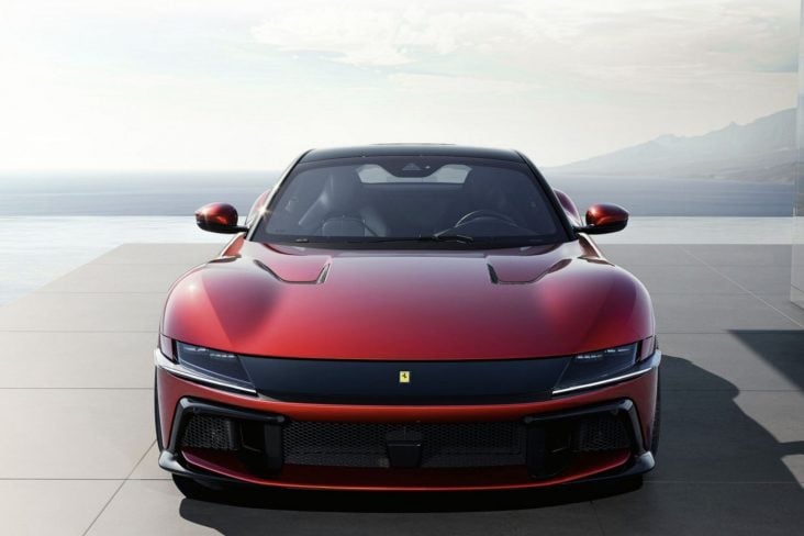 ferrari 12cilindri 2024 vermelha frente